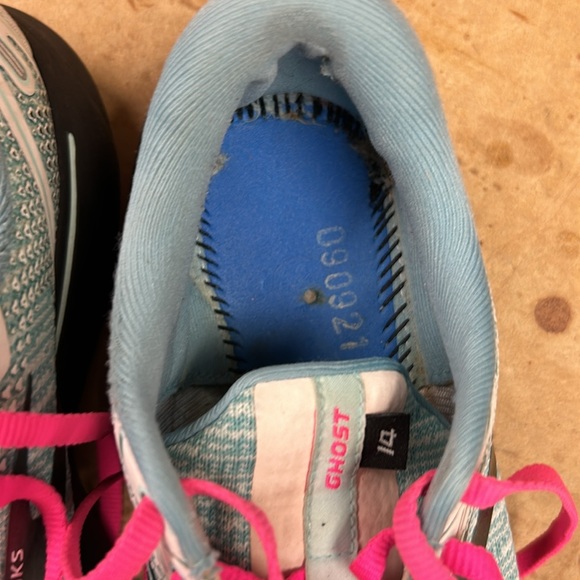 Brooks brand women’s running shoes size 8 shoes show some wear pictured - Picture 8 of 9
